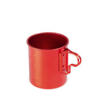 Hold your favorite beverage or measure out the ingredients in the lightweight aluminum Bugaboo 14 oz Cup, with a practical folding handles.