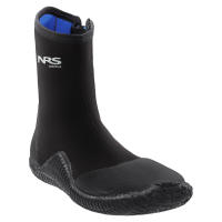 Stay warm in cold water with the NRS Comm-5 Wetshoe. 5 mm neoprene, grippy sole, and easy-entry zipper for reliable river traction.
